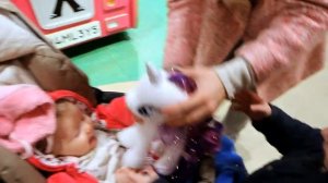 Настя в восторге от игрушек для девочек. Саша, Настя и папа с мамой в лучшем магазин игрушек в Праг