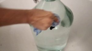 Как помыть бутыль с узким горлом. Это легко!