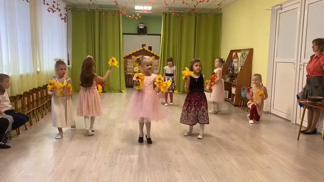 «Осенний вальс» Красивый танец девочек с листочками. Подготовительная группа в детском саду смотреть онлайн
