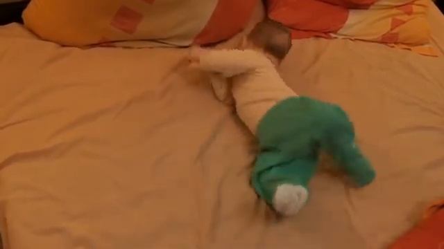 Митя сегодня научился переворачиваться :) смотреть онлайн