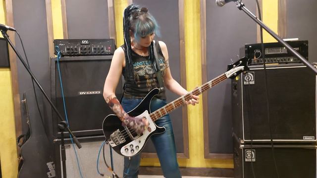 Рок-Синдром Rickenbacker - Ric-o-Sound в действии смотреть онлайн
