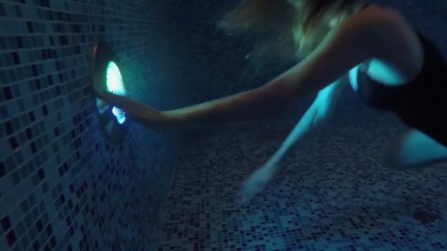 Девушка под водой смотреть онлайн