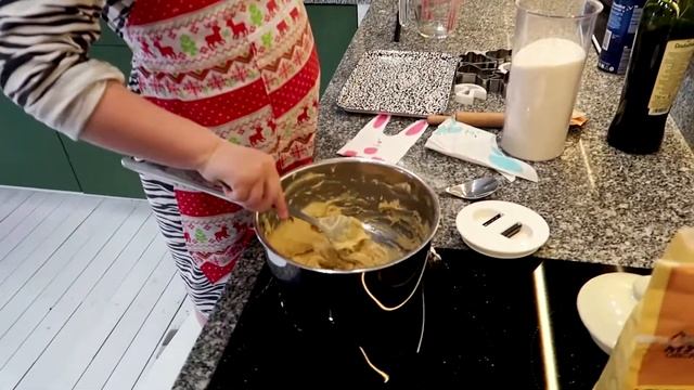 Готовим сахарное печенье с папой! смотреть онлайн