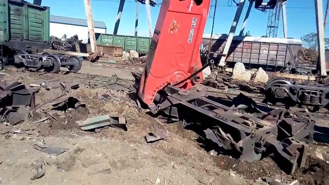 Гидроножницы LaBounty MSD2500R режут хребтовую балку полувагона смотреть онлайн