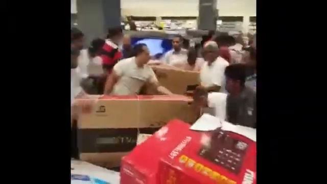 В честь Рамадана миллиардер из ОАЭ оплатил все покупки граждан Абу-Даби смотреть онлайн