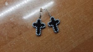 серьги-крестики из бисера.