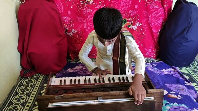 SIX YEARS KID HARMONIUM LESSON OF SRI NARASIMHA KIRTANA || NAMASTE NARASIMHAYA PRAHLADA HLADA DAYIN смотреть онлайн