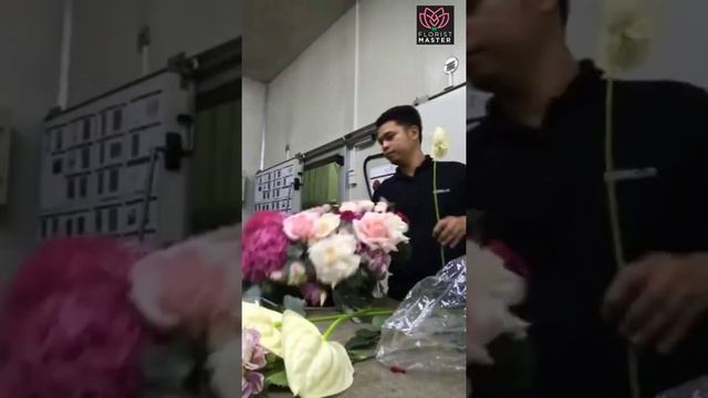 ONE SIDE HAND BOUQUET BY DUBAI FLORIST