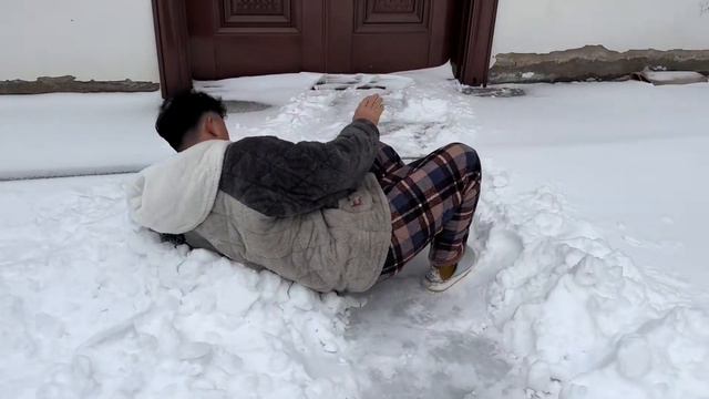 大雪封门，侯得柱滑倒把腰摔伤了，媳妇说以后这一日三餐怎么办 смотреть онлайн