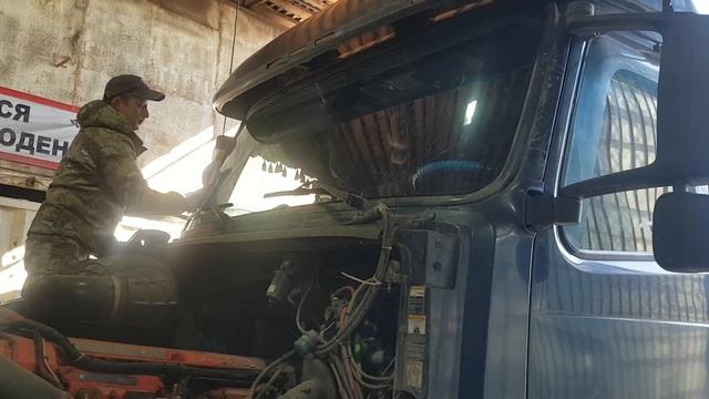 Дальнобой на Volvo VNL. Замена приборной панели и лобового стекла. смотреть онлайн