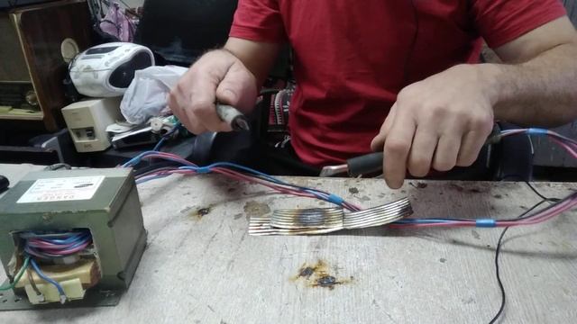 точечная сварка из старой микроволновки microwave spot welding смотреть онлайн