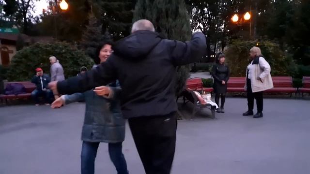 ЗАМАНИЛА, РАЗДРАЗНИЛА!???/ТАНЦЫ В ПАРКЕ ГОРЬКОГО ХАРЬКОВ ОКТЯБРЬ 2021 смотреть онлайн