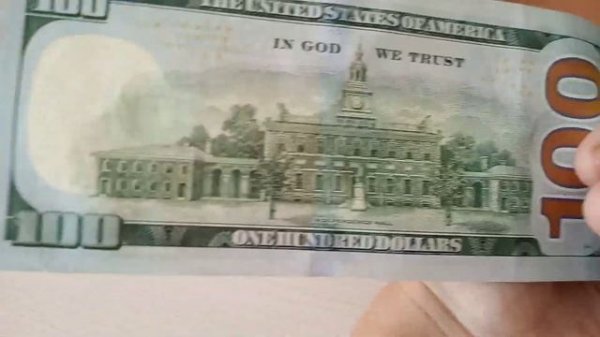 Настоящие 100 и 50 долларов и сувенирные деньги 100 и50 долларов