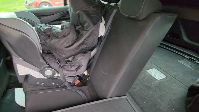 Renault Megane - How to FOLD DOWN REAR SEATS (2016 - 2020) смотреть онлайн
