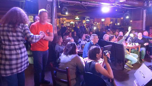 Дима,  помаши рукой маме