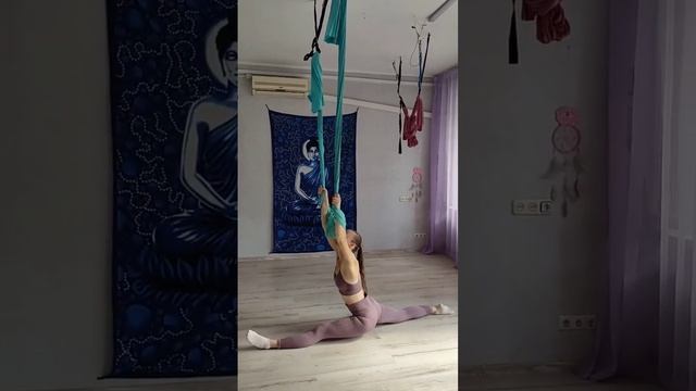 Кувирок у шпагат #флаййога #аэройога # #aerialsilks #aerialyoga #flyyoga #aeroyoga смотреть онлайн