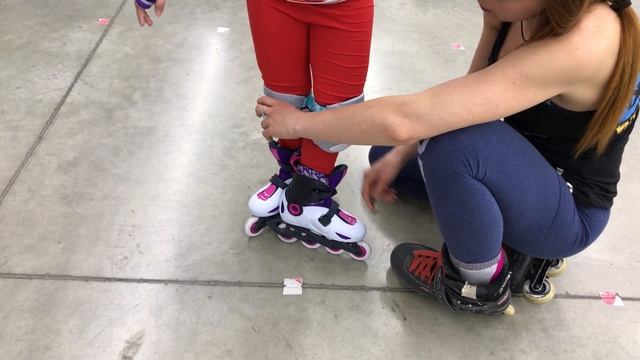 Как научить ребенка кататься на роликах. Как правильно падать. Влог. смотреть онлайн