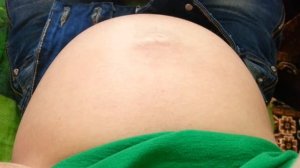 Беременность. Малыш пинается в животе. 7 месяц беременности. Дети. Pregnancy.