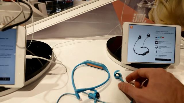 JBL Reflect Response Hands On [4K] смотреть онлайн