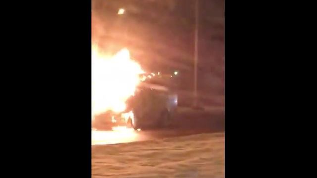 На севере Волгограда прямо на дороге сгорела маршрутка смотреть онлайн