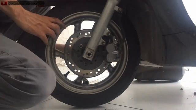 Honda Lead - Troca dos pneus смотреть онлайн