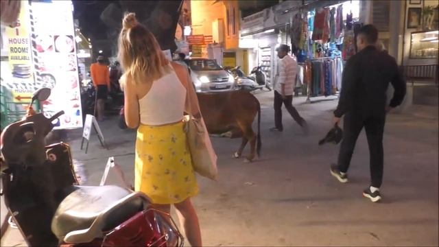 155. India. Новорожденный теленок и корова ЯЖЕМАТЬ. Первые 70 лет самые СЛОЖНЫЕ в детстве мужчины! смотреть онлайн
