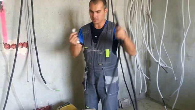 Электромонтаж. Протяжка провода в гофру. смотреть онлайн
