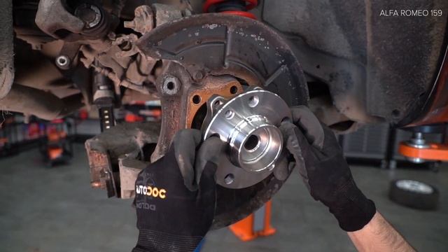 Kaip pakeisti galinį rato guolis ALFA ROMEO 159 (939) [AUTODOC PAMOKA] смотреть онлайн