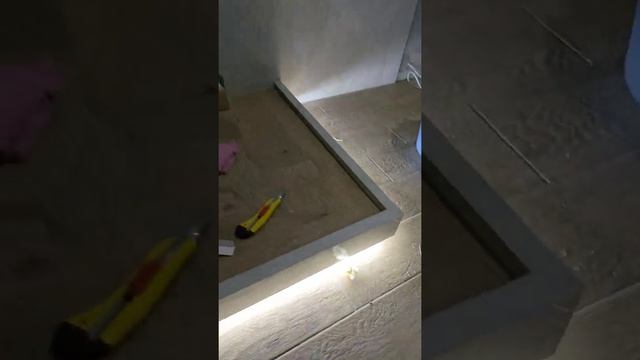 Бортик из керамогранита для душевого поддона в строительном исполнении с парящим эффектом. смотреть онлайн