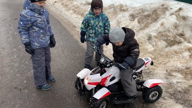 Электрический квадрик для самых маленьких. От 2х лет! Обзор, тест, катание на GreenCamel Гоби К22 смотреть онлайн