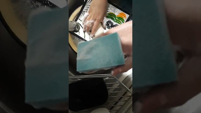 МЫЛЮ МЫЛО+МОЮ ПОСУДУ(мне мешают снимать.?)