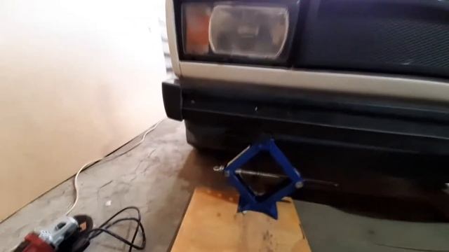 ВЫРОВНЯЛ БАМПЕР НА ВАЗ 2105! СПОСОБ ТОПОРНЫЙ, НО ЗАТО ТЕПЕРЬ РОВНЕНЬКО! смотреть онлайн