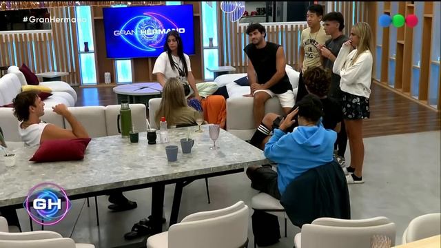 El beso que no es beso, un juego que confirma que no hay sexo en la casa de Gran Hermano смотреть онлайн
