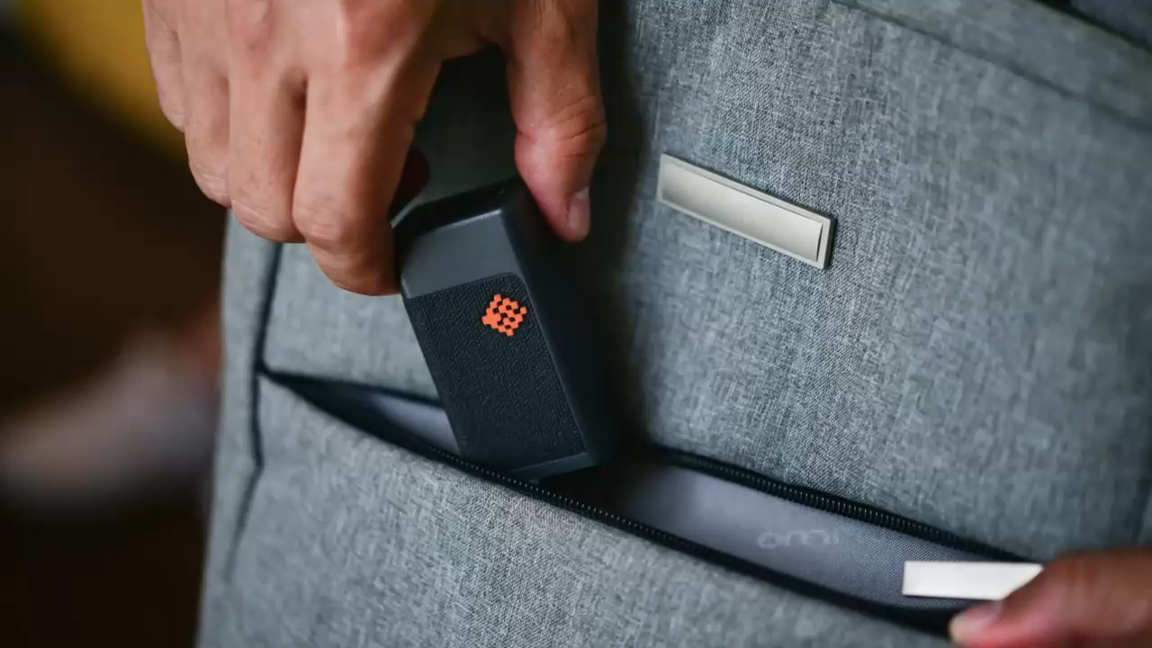 Компактное зарядное устройство для ноутбуков мощностью 65 Вт смотреть онлайн