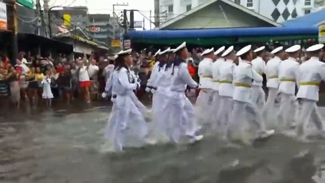 Как маршируют русские военные моряки на параде в Таиланде