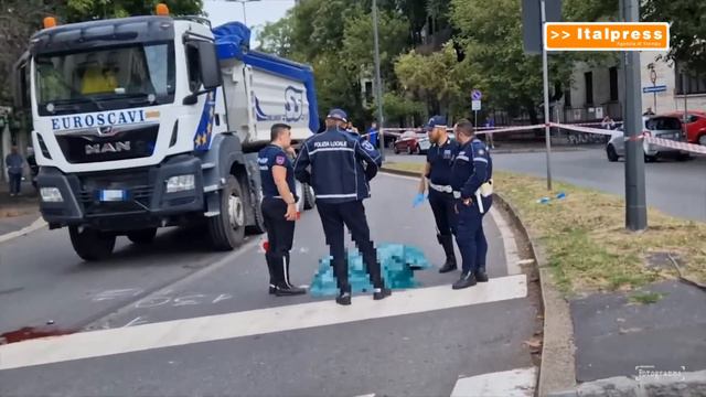 Milano, ciclista muore travolta da un camion. Quinto caso in un anno смотреть онлайн
