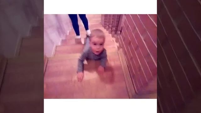 Малыш спускается по лестнице! смотреть онлайн