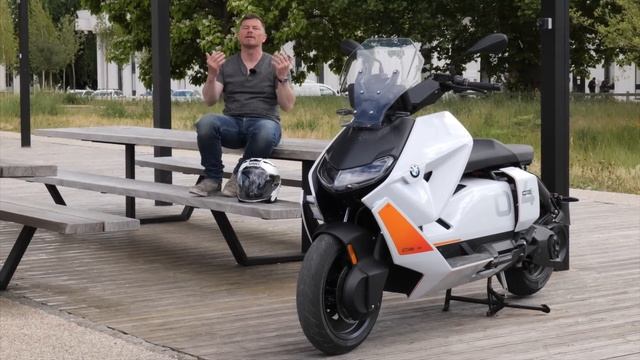 Le choc ! Le BMW CE-04 affronte le Yamaha TMAX 560 Tech MAX смотреть онлайн