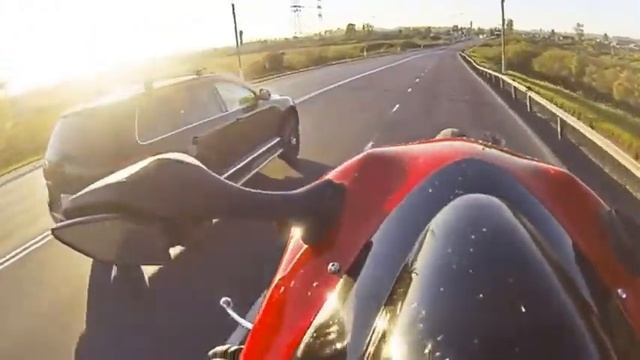 ОБОГНАЛ автомобиль на заднем колесе НА МОТОЦИКЛЕ смотреть онлайн