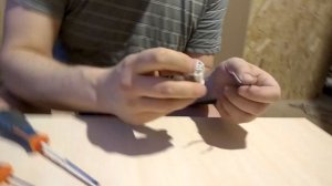 Подключаем пластиковый электрический патрон с цоколем Е14 и Е27 к проводам.