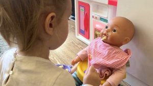 Стеша и ЛЯЛЯ / ПУПСИК собираются на прогулку! Кормим куклу кашей.