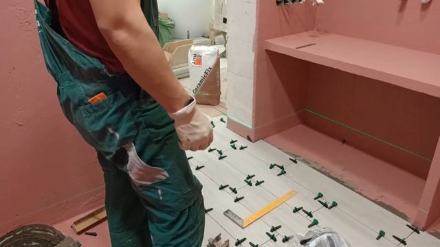 Приклейка крупноформатного керамического гранита на тёплый пол санузла, по полимерной гидроизоляции смотреть онлайн