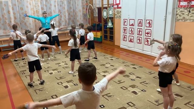 Комплекс утренней гимнастики для детей старшего дошкольного возраста "Королевская осанка" смотреть онлайн