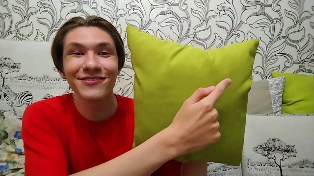 обнимаю подушку в комнате смотреть онлайн