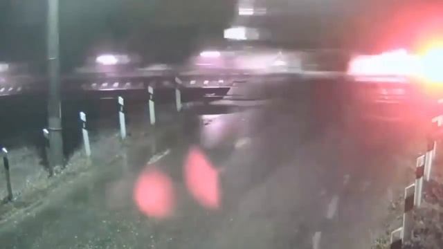 Екатеринбург Поезд снёс на жд переезде автомобиль Infinity FX35 смотреть онлайн