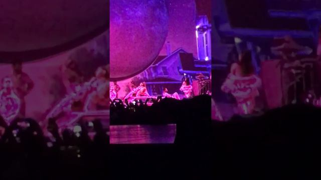 Sweetener Tour 2019 in Prague | Или Как АРИАНА ГРАНДЕ РАЗЪ*БАЛА ЧЕХИЮ смотреть онлайн