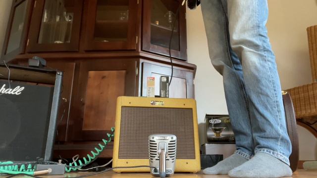 NOS USA Tube vs New Tube in a Fender Tweed Champ RI played with a Fender Stratocaster from 1974 смотреть онлайн