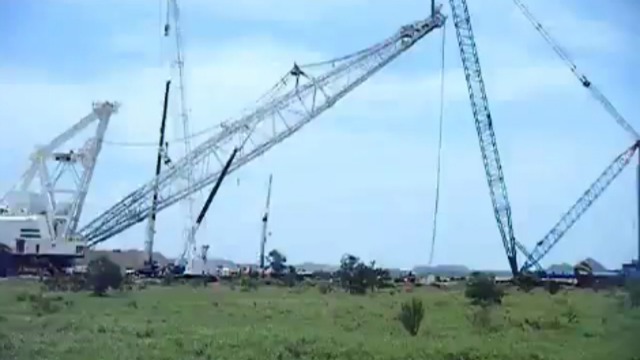 Падение кранов на стройке смотреть онлайн