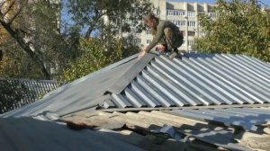 Ремонт крыши дома. Режем, гнём и устанавливаем конёк.  3 часть .