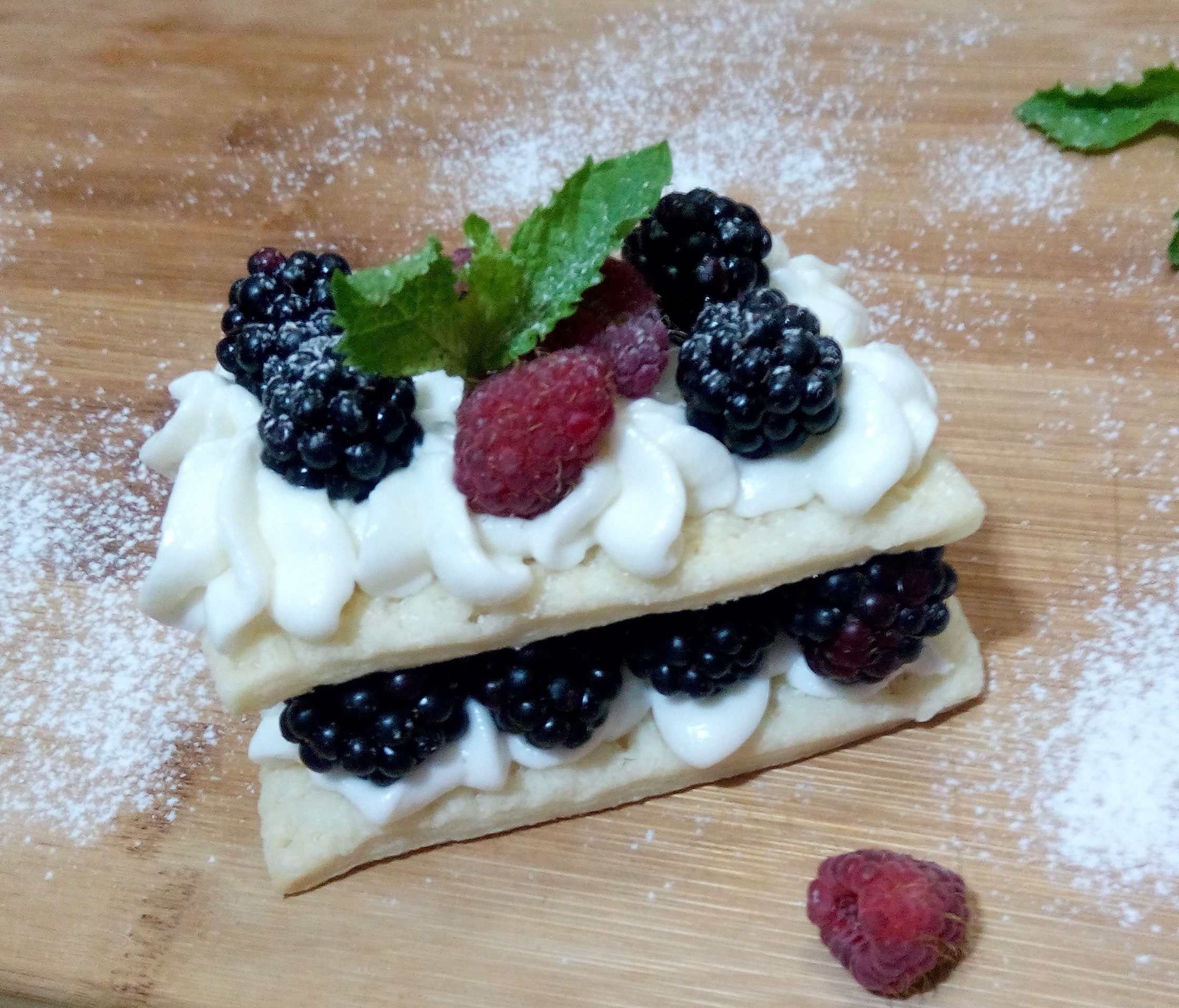 МИЛЬФЕЙ С ЕЖЕВИКОЙ I Вкусный слоеный десерт смотреть онлайн